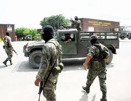 Los militares are the miltary police in México and are always armed.