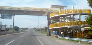 Puentes de peatones (pedestrian bridges) are not necessarily the shortest distance between two points.
