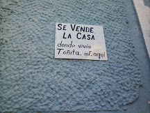 Se Vende La Case donde vive Toñita. Inf. aqui. The house where Tonita lives is for sale. You can get information about that house at the house where this sign is posted. No idea where Toñita lives.